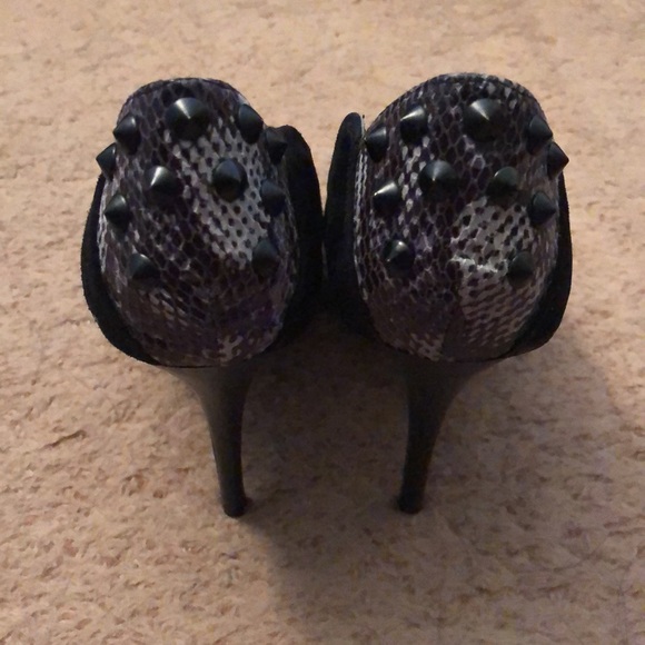 Fergie Entourage Black Suede Peep Toe Heels Size 7.5 - Picture 3 of 5